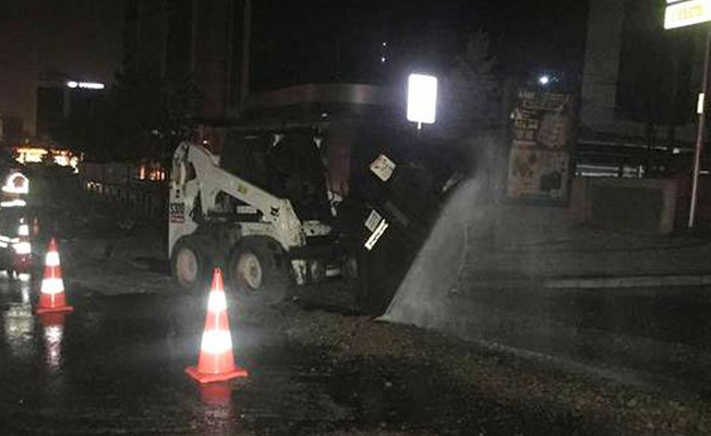 İstanbul'da NATO petrol boru hattı delindi, litrelerce akaryakıt sokağa aktı