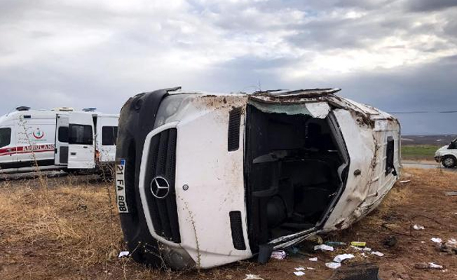 Öğretmenleri taşıyan minibüs devrildi: 2'si ağır 10 yaralı