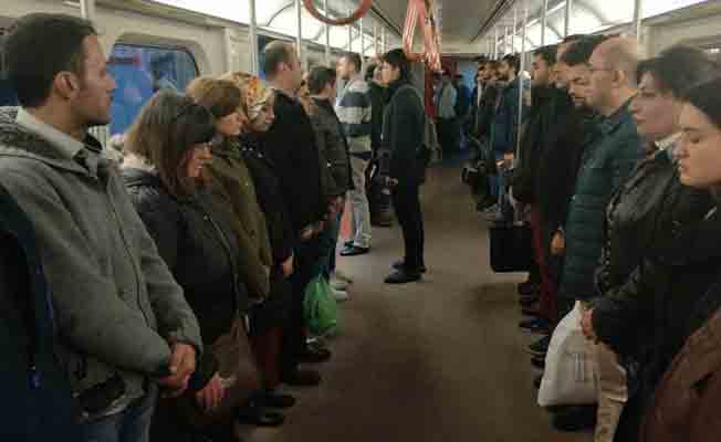Metroda Ata’ya saygı duruşu