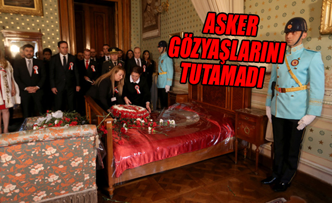 Atatürk'ün Dolmabahçe Sarayı'ndaki odasında tören