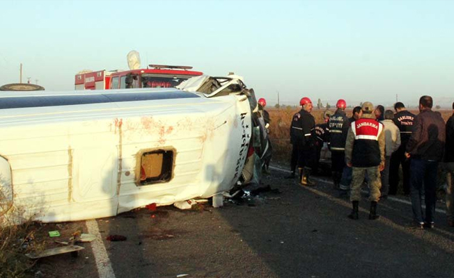 İşçileri taşıyan minibüs ile otomobil çarpıştı: 2 ölü, 18 yaralı