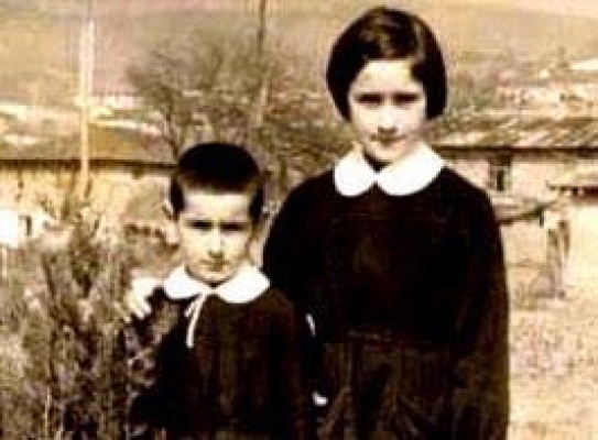 Şimdi tüm Türkiye bu kızı konuşuyor: Kim bu kara önlüklü kız?
