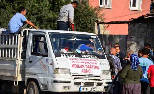 Adana'da yardım kömürleri dağıtımında izdiham