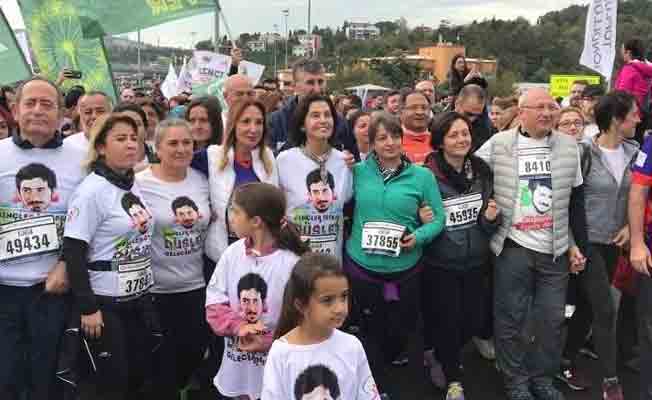 ALİKEV destekçileri köprüden 'Arkadaş' şarkısıyla geçti...