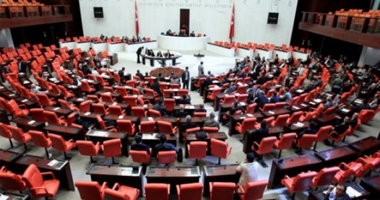 AKP grubu zorda: Çoğunluk bulamıyorlar