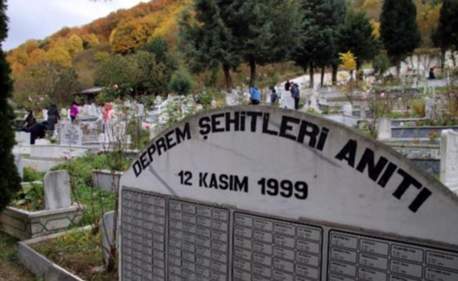 Düzce depreminin yıl dönümünde yaşamını yitirenler anıldı