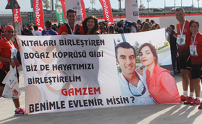 Bitiş çizgisinde evlenme teklifi!