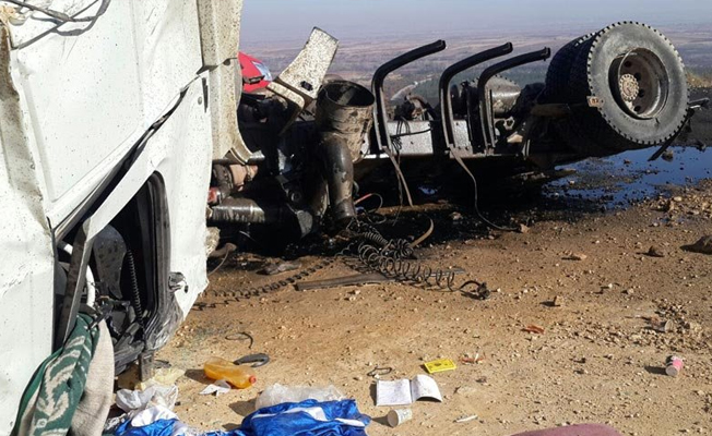 Freni boşalan TIR şarampole yuvarlandı