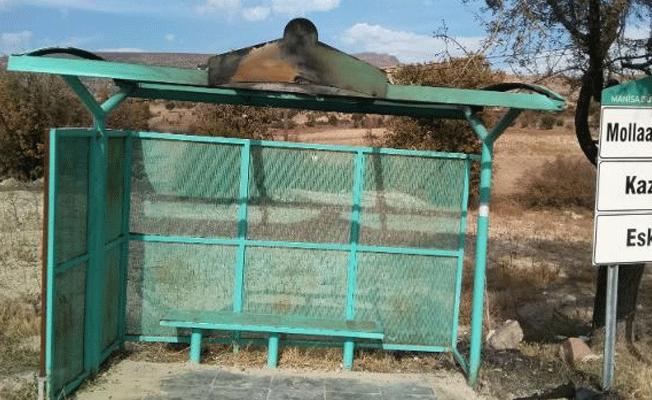 Otobüs beklerken ısınmak için durağı yaktılar