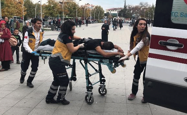 Ücret konusunda anlaşamadığı ayakkabı boyacısını bıçakladı