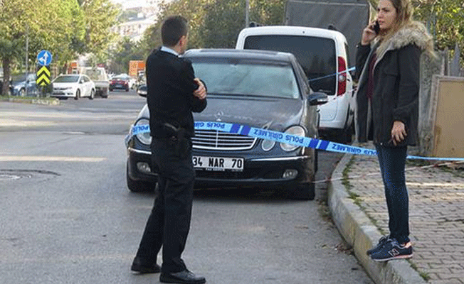Kadıköy'de lüks otomobilde başından vurulmuş halde bulundu