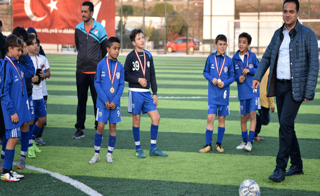 Bornovalı minik sporcular Atatürk için sahadaydı