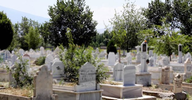 Üniversiteli kız iki günlük bebeğini babasının mezarına gömerek öldürdü