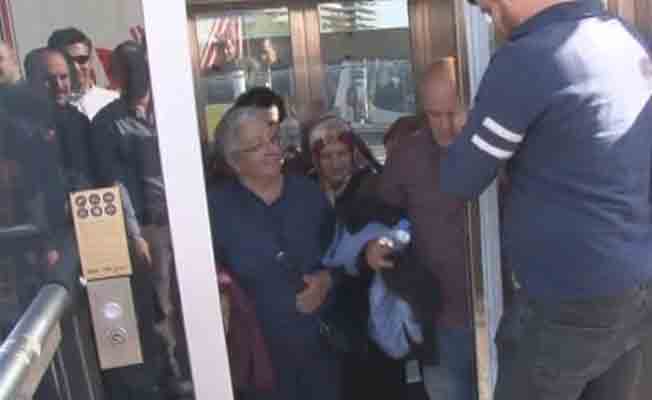 Engelli asansörüne bindiler mahsur kaldılar!