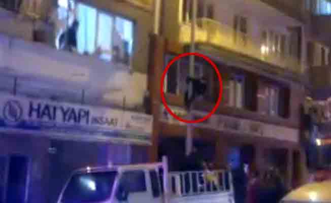 İntihar etmek için atladı, aydınlatma direğinde mahsur kaldı!