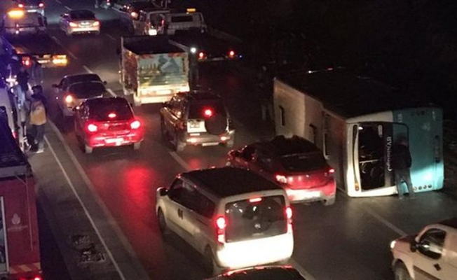 İstanbul’da halk otobüsü devrildi: Yaralılar var!