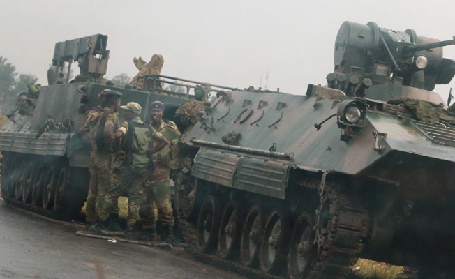 Zimbabwe'de darbe tehditi: Başkentin etrafında tank konvoyu bekliyor
