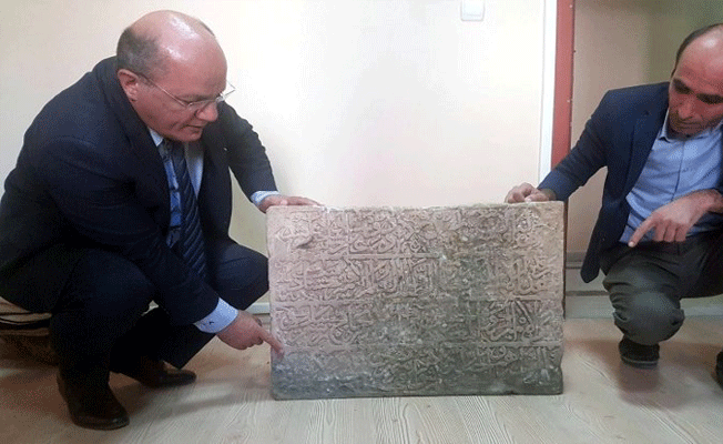 Kayıp tarihi kitabe Tunceli'de tesadüfen bulundu