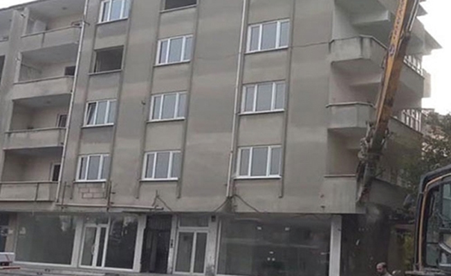Arsa sahibine kızıp yaşadıkları binayı yıktırdılar