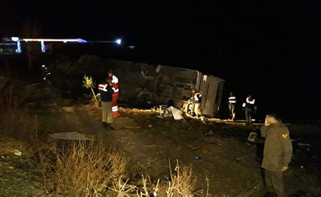 Ankara’da yolcu otobüsü devrildi! Çok sayıda yaralı var