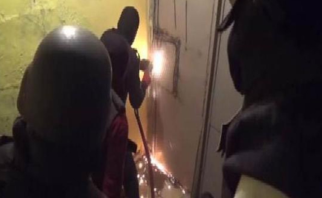 Beyoğlu’nda hareketli anlar... MİT de katıldı: Duvarlar yıkıldı