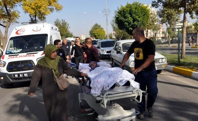 Ambulans gelmeyince annelerini sedyeyle eve götürdüler