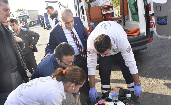 Fakıbaba konvoyundaki kazada yaralıyı kontrol etti