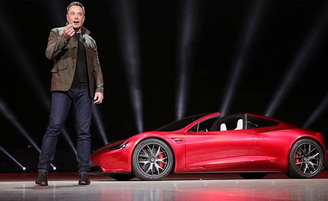Elon Musk dünyanın en hızlı elektrikli otomobilini tanıttı!