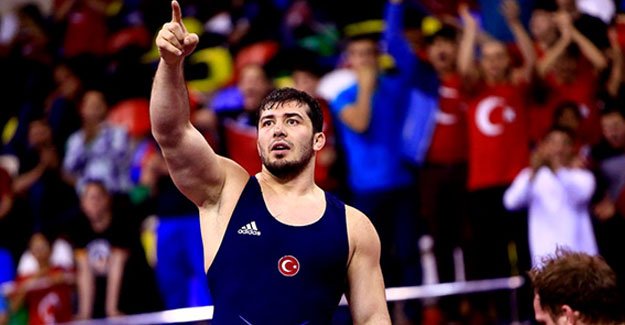 Milli güreşçimiz Cenk İldem'den bronz madalya
