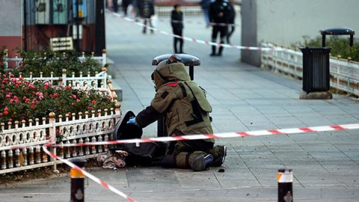 Kadın bomba uzmanından müdahale: Kıyafet çıktı