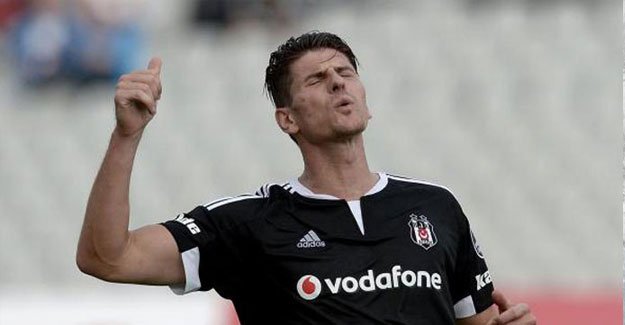 Gomez imzayı atıyor