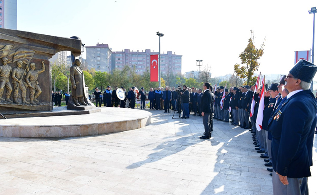 KKTC'nin 34. kuruluş yıldönümünde gaziler Denktaş Anıtındaydı