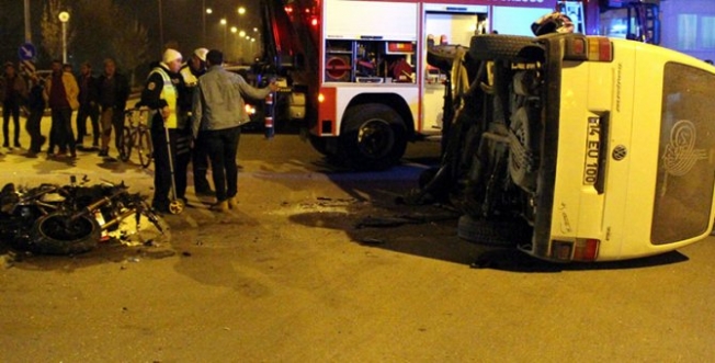 Motosikletin çarptığı minibüs devrildi