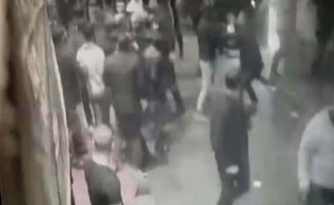 Beyoğlu’nda silahlı kavga: Yoldan geçenler yaralandı