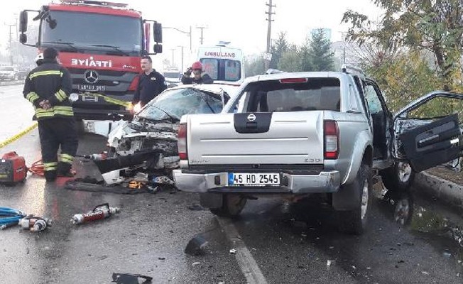Kamyonet, otomobille çarpıştı: 1 ölü, 2 yaralı
