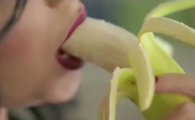 Aşırı seksi muz yediği gerekçesiyle tutuklandı