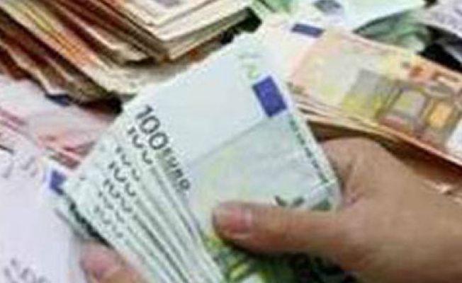 Gurbetçinin bankadaki tüm birikimini zimmetine geçirdi