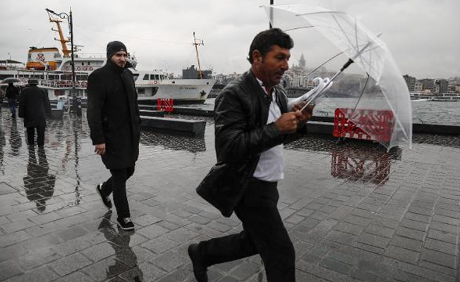 İstanbul'da sağanak yağış; yollar göle döndü