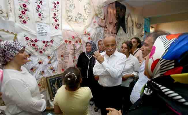 Bayraklı Belediyesi  28 semt merkezini yeniliyor