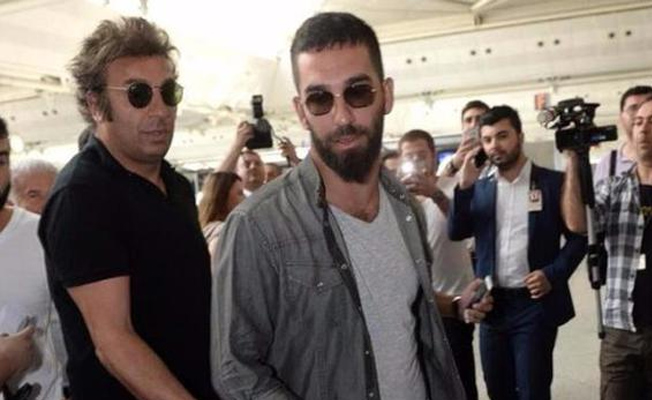 Arda Turan masaya oturdu