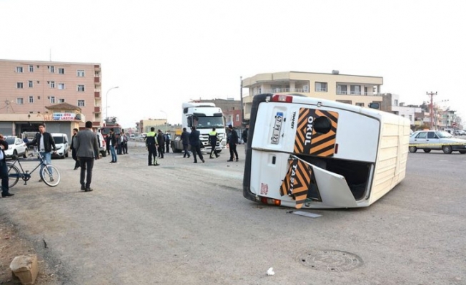 Öğrenci servisi ile TIR çarpıştı: 13'ü öğrenci 15 yaralı