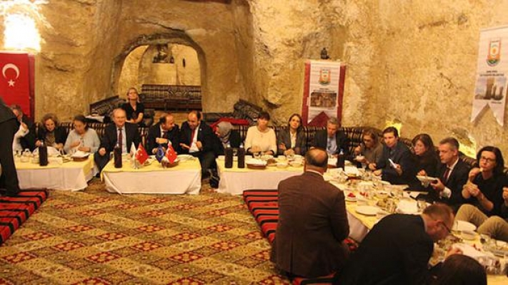 24 AB Büyükelçisi, Şanlıurfa'da sıra gecesinde böyle eğlendi