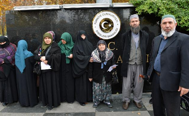 IŞİD'lilerin aileleri Bakanlık'ta: Burada yargılansınlar