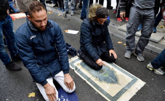 Paris'te sokakta namaz kılmak yasaklanıyor
