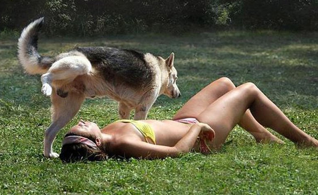 Güneşlenen kadına köpek sürprizi
