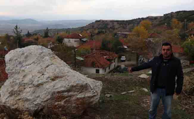 Taş ocağından evin odasına kaya parçası düştü