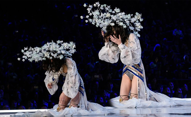Victoria's Secret meleği defilede düştü, ülkesinden özür diledi!