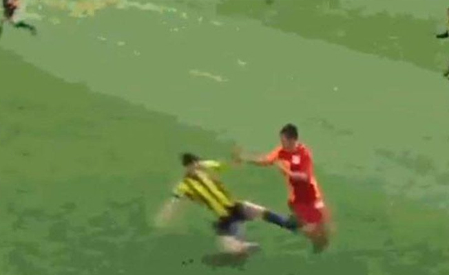 Uçan tekmeye sarı kart veren hakemin cezası belli oldu!