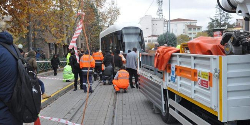 Eskişehir'de tramvay raydan çıktı