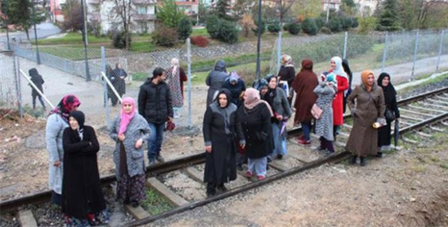 Mahallelilerden üst geçit eylemi